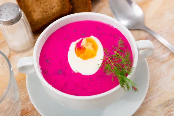 Soğuk Borş Porsiyonu Cholodnik Kaynamış Yumurtanın Yarısıyla Birlikte Kasede Servis — Stok fotoğraf