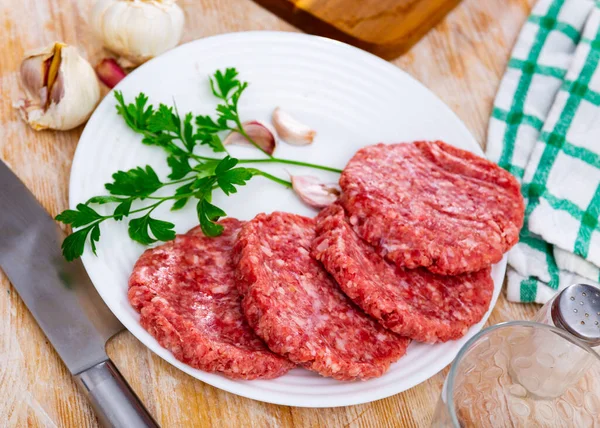 Shaped Patties Burgers Raw Ground Beef Meat Fresh Parsley Sprigs — Stock Photo, Image