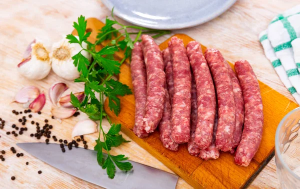 Traditional Catalan Raw Pork Sausage Longaniza Ready Grilling Wooden Board — Stock Photo, Image