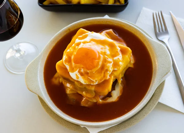 Just Cooked Francesinha Served Bowl Variation Fried Egg — Stock Photo, Image