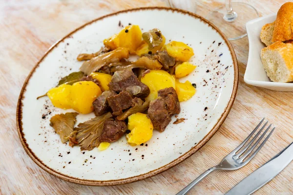 Geschmortes Kalbfleisch Und Kartoffeleintopf Mit Waldpilzen Leckeres Hausgemachtes Abendessen — Stockfoto