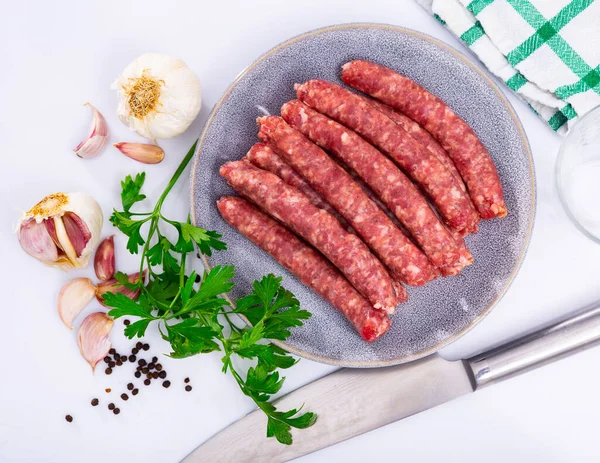 用盘子里的切碎的猪肉做的生龙舌兰 很受欢迎的加泰罗尼亚语香肠高质量的照片 — 图库照片