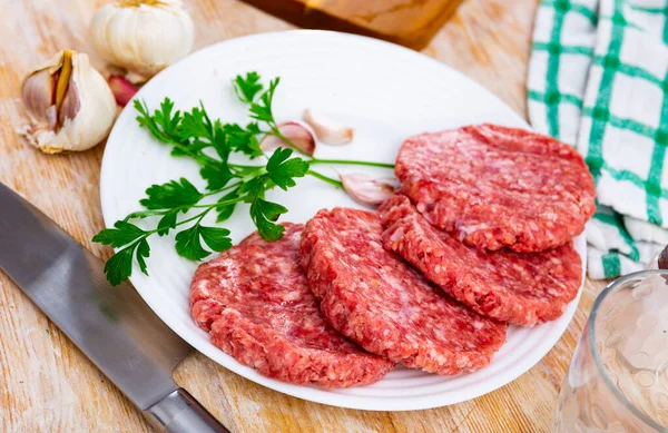 Formed Raw Burgers Pork Beef White Plate Next Whole Garlic — Stock Photo, Image
