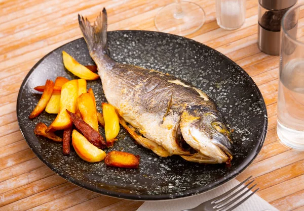 Delicious Grilled Gilthead Bream Side Dish Baked Potato Slices — Stock Photo, Image