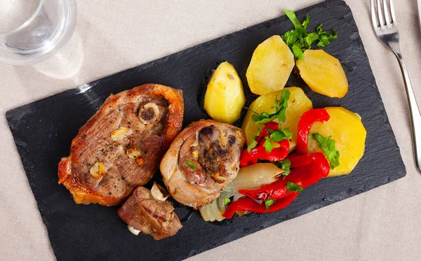 Delicious Dish Baked Lamb Leg Sprinkled Seasonings Top Potatoes Red — Stock Photo, Image