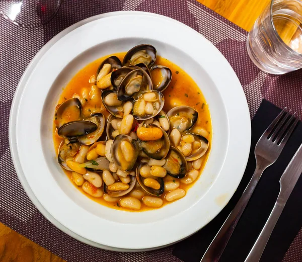 Dish Boiled Beans Clams Mussels Spanish Cuisine — Stock Photo, Image