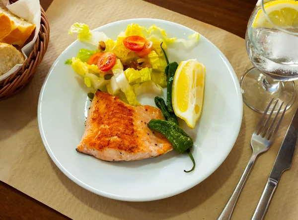 Delicious Baked Salmon Fillet Served Fresh Vegetable Salad Slice Lemon — Photo