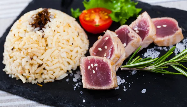 Delicious Slightly Fried Tuna Tataki Served Spicy Rice Citrus Base — Stock Photo, Image