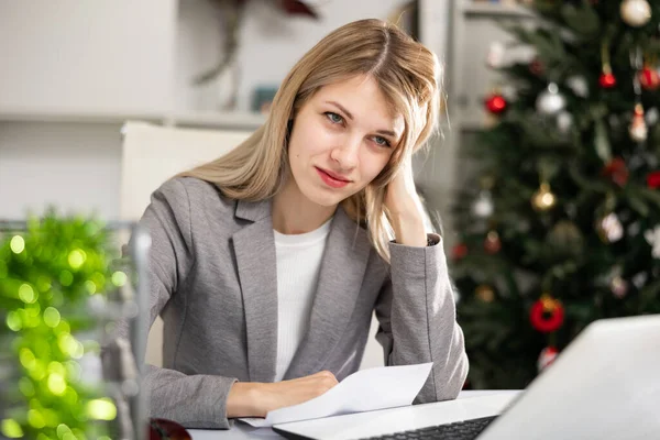Mulher Negócios Infeliz Trabalhando Laptop Durante Natal Completa Grande Projeto — Fotografia de Stock
