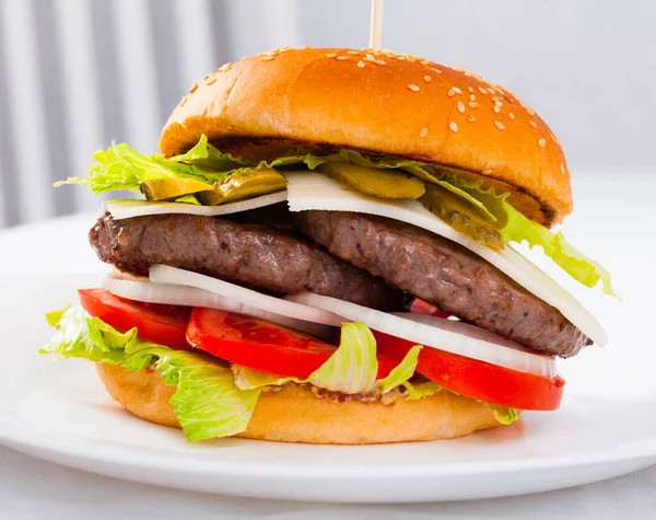 Lahodný Velký Domácí Cheeseburger Dvěma Hovězími Placičkami Sýrem Zeleninou — Stock fotografie