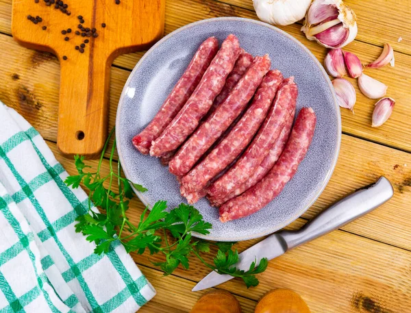 Salsicce Crude Longaniza Preparati Barbecue Sul Piatto Prodotti Tradizionali Catalani — Foto Stock
