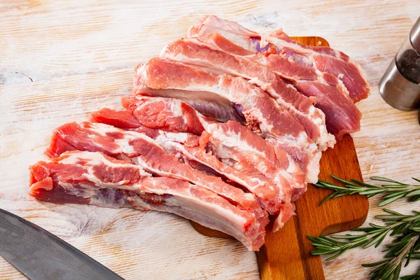 Costelas Sobressalentes Carne Crua Uma Superfície Madeira Foto Alta Qualidade — Fotografia de Stock