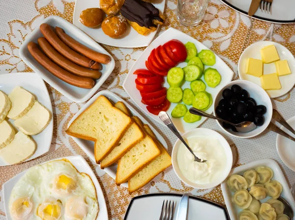 Appetizing Breakfast Georgian Hotel Consisting Omelet Homemade Cheese Sausages Toast — Stock Photo, Image