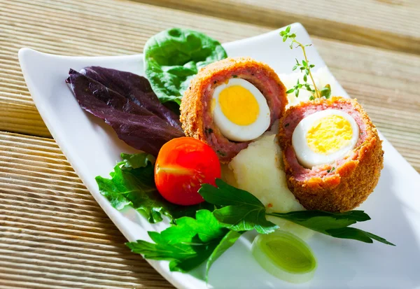 Bıldırcın Yumurtalı Skoç Yumurtası Patates Püresi Otla Servis Edilir Geleneksel — Stok fotoğraf