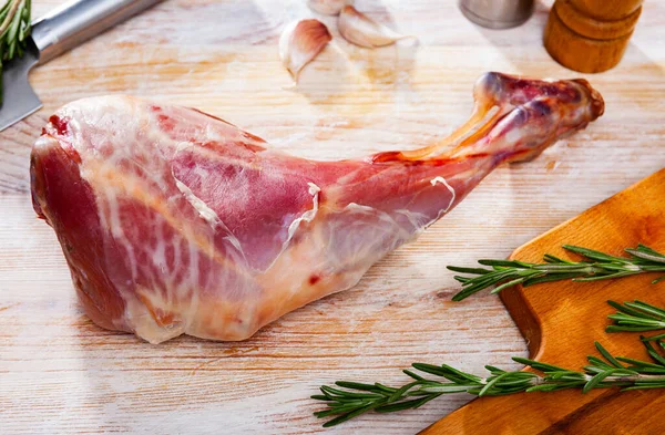 Frische Rohe Lammkeule Mit Gewürzen Zum Kochen Auf Holztisch — Stockfoto