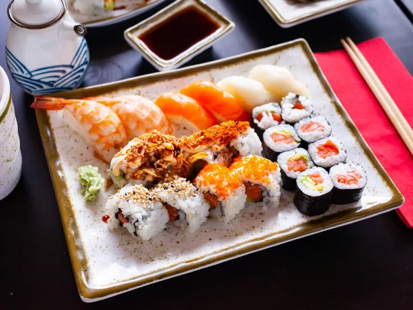 Sushi Combinado Califórnia Nigiri Close Variado Cozinha Japonesa — Fotografia de Stock