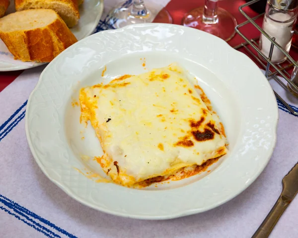 Parte Lasanha Acabada Cozinhar Servida Prato Restaurante — Fotografia de Stock