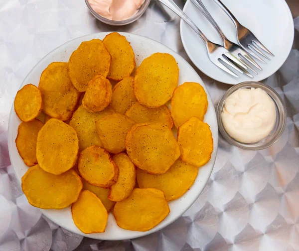 Kafede Servis Edilen Baharatlı Patatesler Fırında Pişirilmiş Lezzetli — Stok fotoğraf