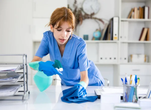 Trabajadora Servicio Limpieza Femenina Limpiando Mesa Trabajo Oficina Con Trapo —  Fotos de Stock