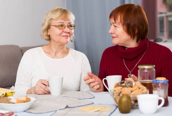 Sonrientes Amigas Ancianas Disfrutando Del Tiempo Casa Tomando Con Dulces — Foto de Stock