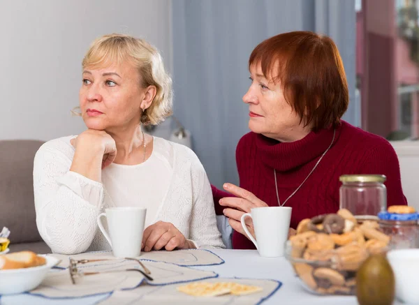 Mature Lady Trying Calm Her Female Friend Apologize Quarrel — Stock Photo, Image