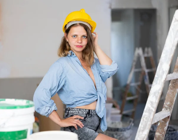 Retrato Mujer Sexy Deseable Posando Sitio Construcción Mujer Pie Escalera —  Fotos de Stock