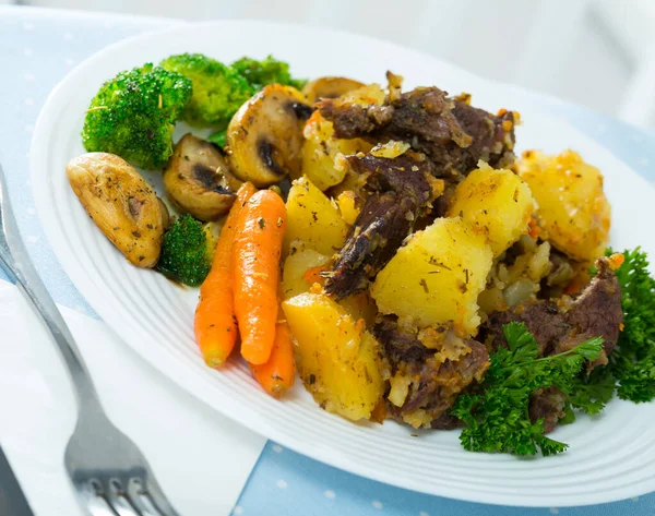 Portion Stewed Beef Vegetables Fresh Greens — Stock Photo, Image