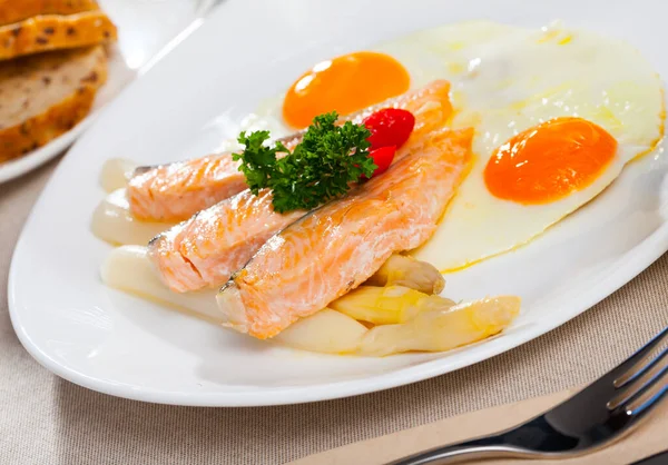 煎鲑鱼配炒蛋和芦笋高质量的照片 — 图库照片