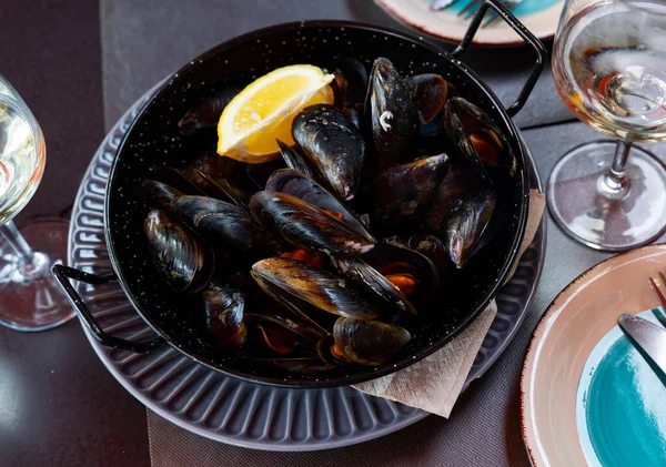 Delicious Steamed Mussels Shells Two Handled Metal Serving Pan Slice — Zdjęcie stockowe