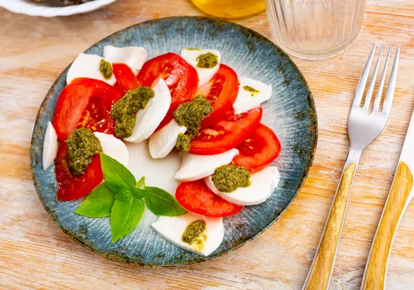 National Italian Snack Caprese Made Tomatoes Mozzarella Basil Pesto Sauce — Stock Photo, Image