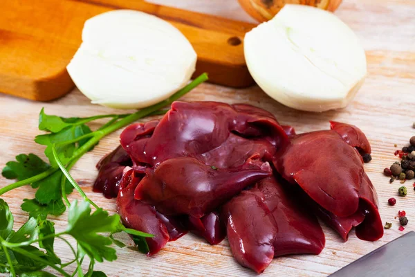 新鲜的生兔肝 配以木制底色调料 膳食肉类产品 — 图库照片