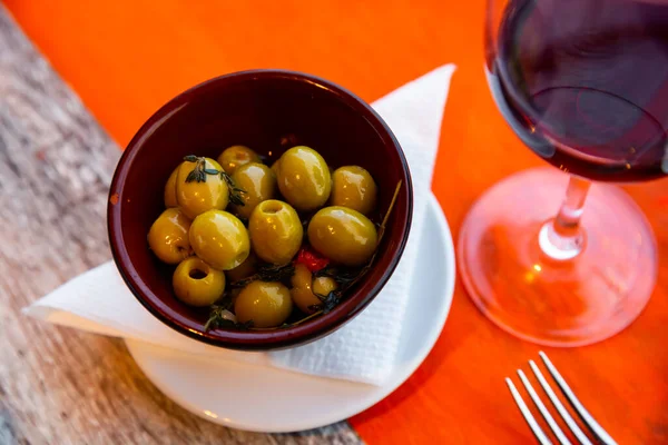 Closeup Plate Pickled Green Olives Stone Cafe Spanish Appetizer Olivas — Stock Photo, Image