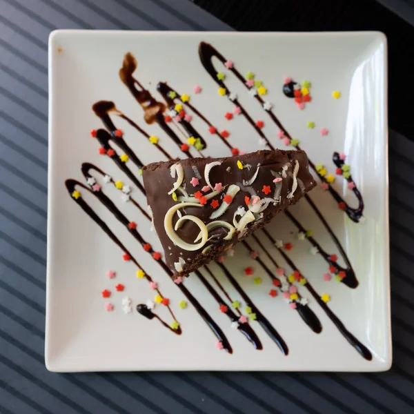 Fatia Saborosa Bolo Brownie Colocado Decorativamente Uma Placa — Fotografia de Stock
