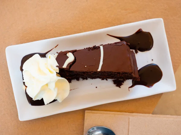Sweet Piece Chocolate Cake Topped Chocolate Topping — Zdjęcie stockowe