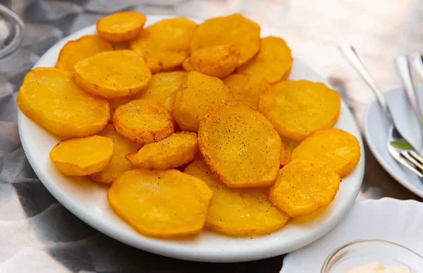 Spanyol Mutfağı Patatas Bravas Çeşitli Soslu Kızarmış Patates — Stok fotoğraf