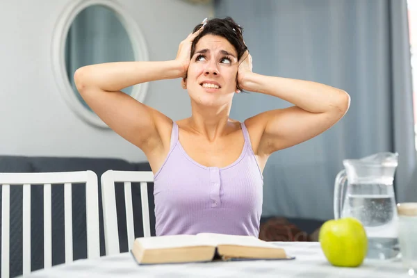 Young Woman Headache Trying Learn Lessons University Exams — Stock Photo, Image