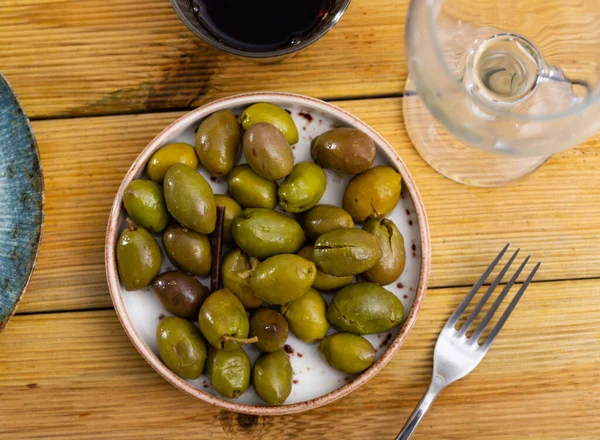 Fresh Green Olives Pits Served Plate Some Wine — Stock Photo, Image