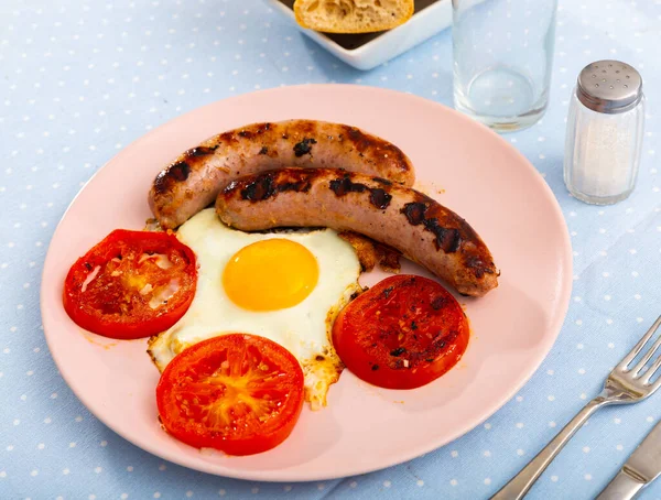 配香肠和西红柿的炒鸡蛋的健康早餐 — 图库照片