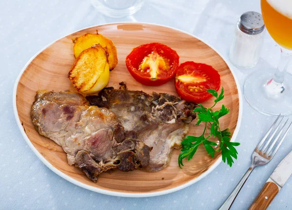 Spise Svinekjøtt Med Stekt Poteter Tomat Delt Dekorert Med Oppblomstring – stockfoto