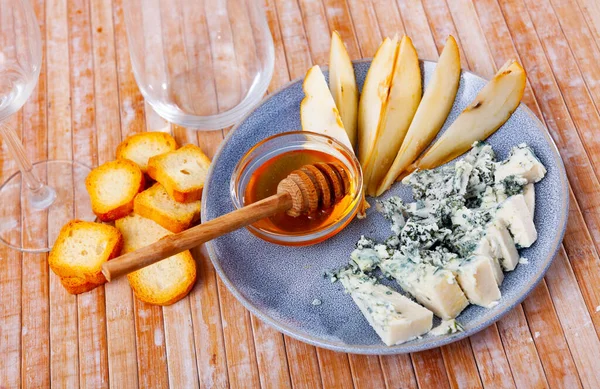 Blue Cheese Served Wooden Board Honey Slices Pear Bread — Stock Photo, Image