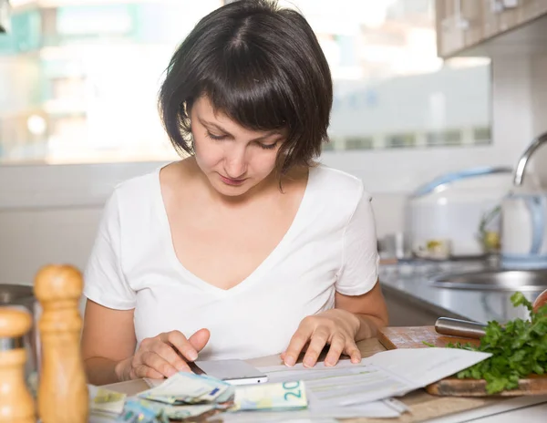 Brunette Woman Counting Money Paying Bills Kitchen — Stock Photo, Image
