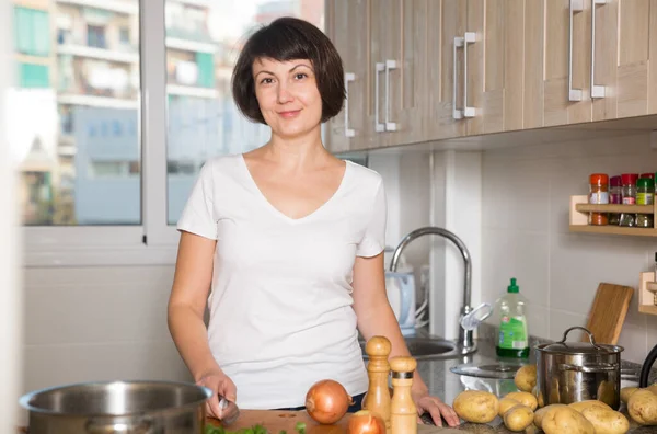 Portrait Happy Brunette Woman Kitchenware Kitchen — Stock Photo, Image