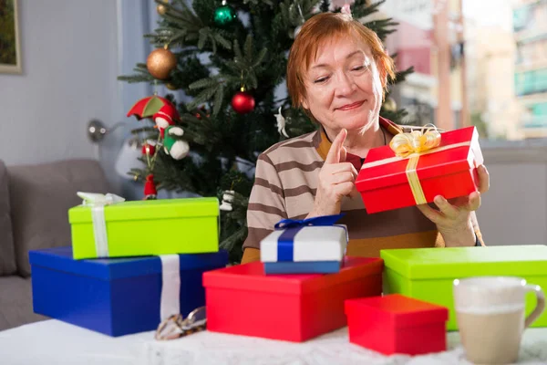 Mulher Idosa Feliz Abre Caixas Presente Natal — Fotografia de Stock