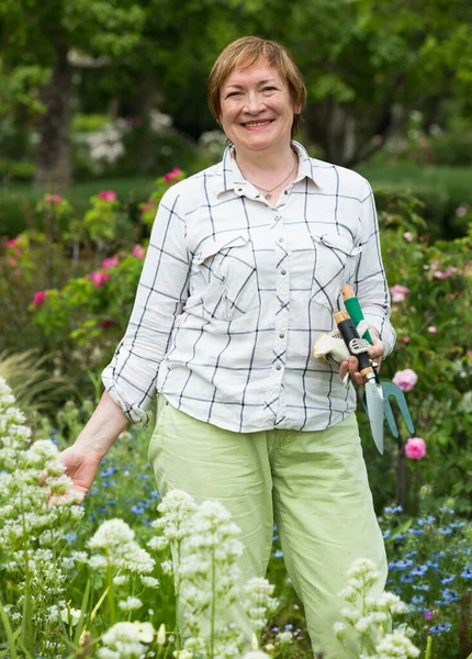 Frohe Gärtnerin Mit Gartengeräten Der Hand Einem Sommertag — Stockfoto