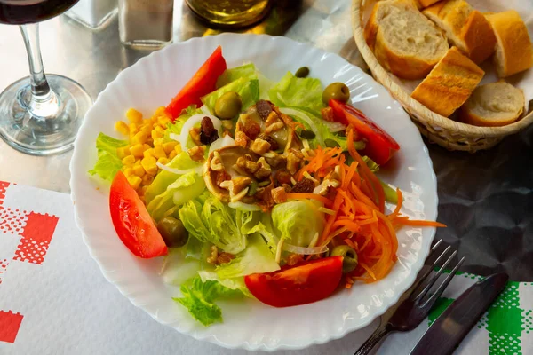Light Salad Goat Cheese Fresh Tomatoes Lettuce Carrot Dish Spanish — Stockfoto