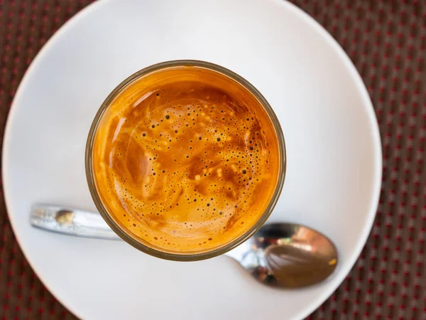 テーブルの上のコルタドコーヒーのグラス もともとスペインで作られた牛乳とエスプレッソドリンク — ストック写真