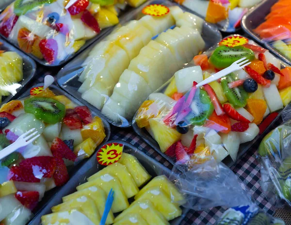 Fructe Tăiate Mixte Ambalate Recipiente Din Plastic Pentru Vânzare Magazin — Fotografie, imagine de stoc