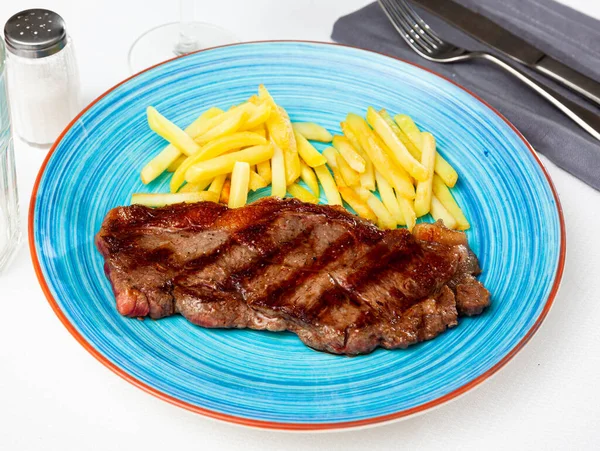 鉄板で提供されるフランスのフライドポテトとおいしいグリル牛肉のヒレ肉 — ストック写真