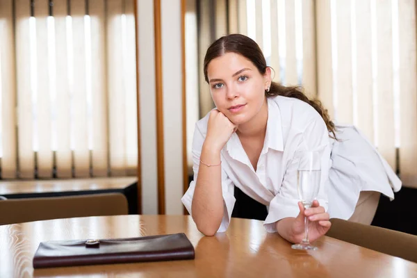 Cheerful Young Female Glass Champagne Posing Office High Quality Photo — Stock Photo, Image