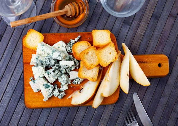 Popular Spanish Blue Cheese Roncari Sliced Cutting Board Slices Fresh — Zdjęcie stockowe